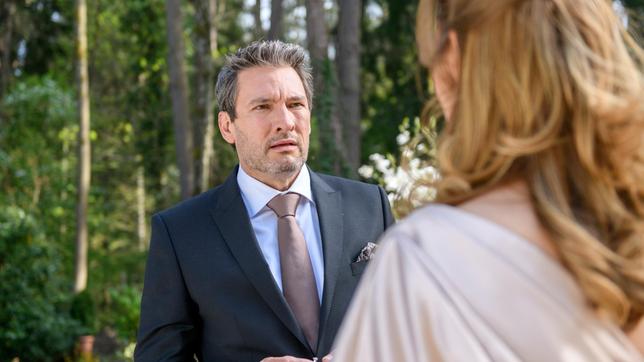 Bild: ARD/Christof Arnold Christoph (Dieter Bach) kann nicht glauben, dass Ariane (Viola Wedekind) ihre Verlobung aufgelöst hat.