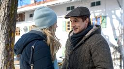 Viktor (Sebastian Fischer) erzählt Alicia (Larissa Marolt) von seinem Plan.