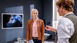 Viktor (Sebastian Fischer) gibt gegenüber Alicia (Larissa Marolt) zu, dass die Kette eigentlich ein Geschenk von ihm und nicht von Boris war.
