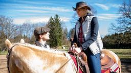 Viktor (Sebastian Fischer) ist ein strengerer Trainer, als Alicia (Larissa Marolt) erwartet hätte.