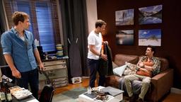 Viktor (Sebastian Fischer) ist überrascht, als er Boris (Florian Frowein) bei Tobias (Max Beier) in der WG antrifft.