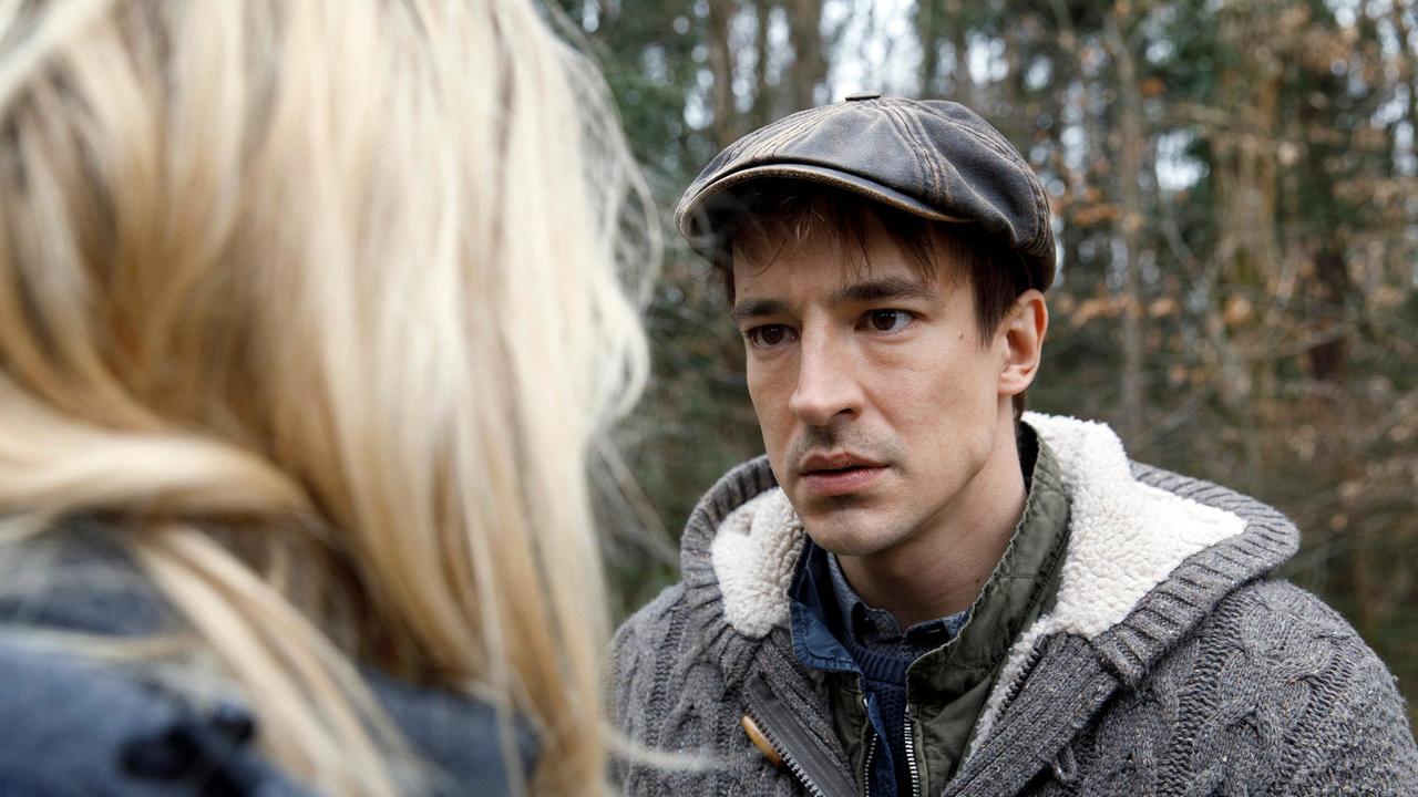 Viktor (Sebastian Fischer) kann nicht verstehen, warum Alicia (Larissa Marolt) wieder mit Christoph zusammen ist.