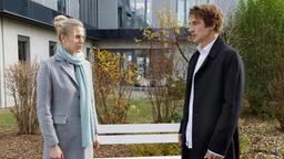 Viktor (Sebastian Fischer) nimmt Christophs Verhalten vor Alicia (Larissa Marolt) in Schutz.