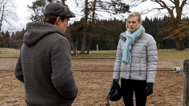 Bild: ARD/Bojan Ritan Viktor (Sebastian Fischer) schwört, Alicia (Larissa Marolt) die Wahrheit darüber zu sagen, was Christoph Xenia angetan haben soll.