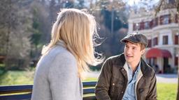 Viktor (Sebastian Fischer) überzeugt Alicia (Larissa Marolt), mit dem Western-Training weiterzumachen.