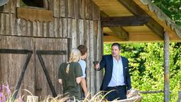 Viktor (Sebastian Fischer) und Alicia (Larissa Marolt) erstarren, als plötzlich Christoph (Dieter Bach) mit einer Pistole um die Ecke kommt.