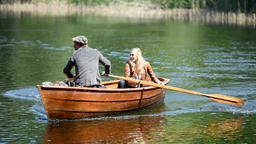 Viktor (Sebastian Fischer) und Alicia (Larissa Marolt) genießen einen gemeinsamen Ausflug.