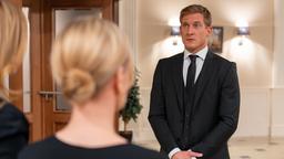 Vincent (Martin Walde, h.M., mit Daniela Kiefer, v.l. und Isabell Stern) muss im Traum seinen Vater zu Grabe tragen.