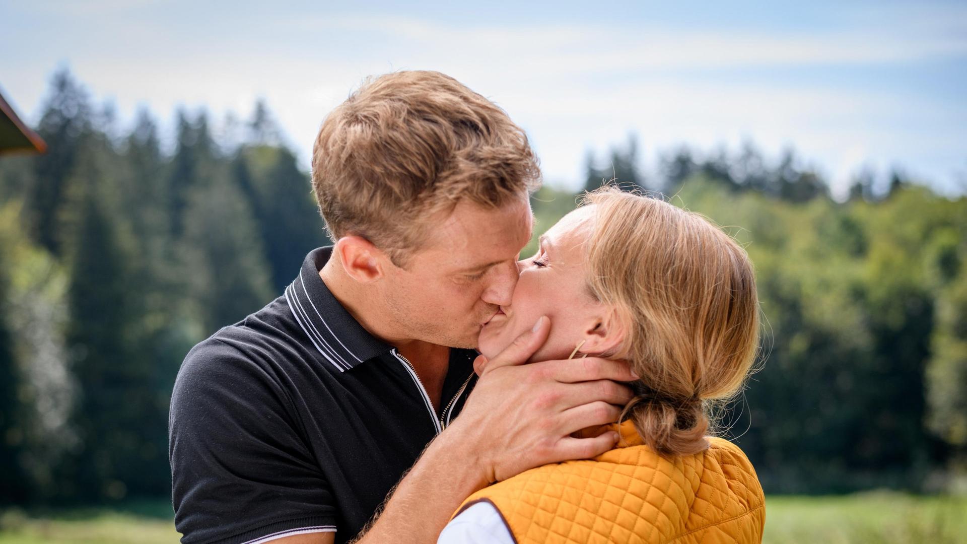 Vincent (Martin Walde) und Katja (Isabell Stern) geben sich einander endlich ganz hin.