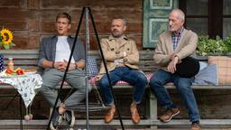 Vincent (Martin Walde, l., mit Sven Waasner, M., und Sepp Schauer) wird klar, dass Fanny selbst sehen muss, wie Jonas wirklich ist.