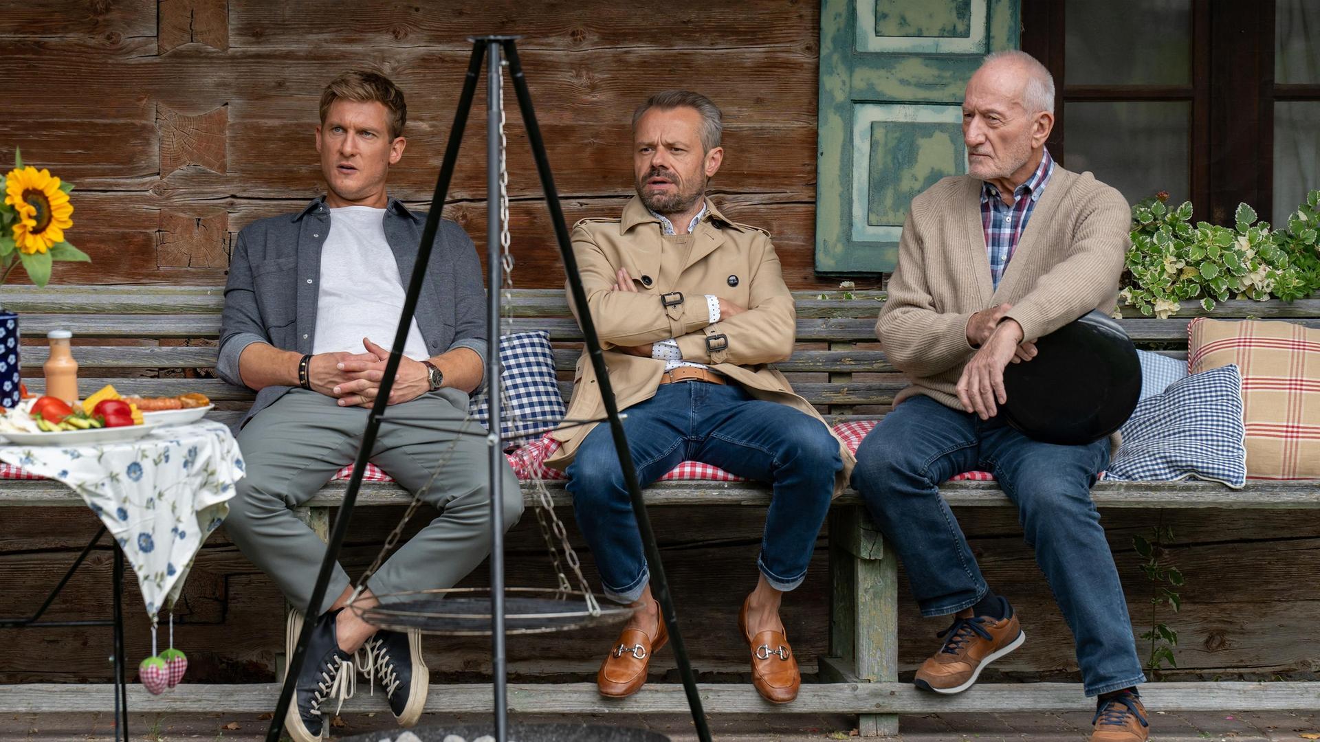 Vincent (Martin Walde, l., mit Sven Waasner, M., und Sepp Schauer) wird klar, dass Fanny selbst sehen muss, wie Jonas wirklich ist.