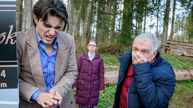Vor Josie (Lena Conzendorf) bekommt André (Joachim Lätsch) für seine unüberlegte Aktion von Leon (Carl Bruchhäuser) seine Quittung.