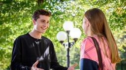 Vor seiner praktischen Führerscheinprüfung lädt Fabien (Lukas Schmidt) Valentina (Paulina Hobratschk) zuversichtlich zu einer Spritztour ein.