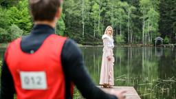 Während des Business-Laufs stößt Paul (Sandro Kirtzel) auf Michelle (Barbro Viefhaus), die sich scheinbar in den See stürzen will.