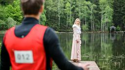 Während des Business-Laufs stößt Paul (Sandro Kirtzel) auf Michelle (Barbro Viefhaus), die sich scheinbar in den See stürzen will.