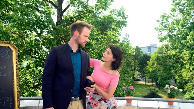 Bild: ARD/Manfred Laemmerer Während eines Spaziergangs mit Pauline (Liza Tzschirner) erfährt Leonard (Christian Feist) vom schweren Unfall seines Vaters.