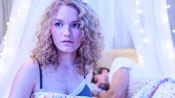 Während Hannes (Pablo Konrad) neben ihr schläft, träumt Maja (Christina Arends) davon, dass sie mit Florian glücklich wird.