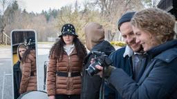 Während Maja (Christina Arends) und Florian (Arne Löber) die Fotos ansehen, bemerkt Max (Stefan Hartmann) einen verräterischen Blick von Shirin (Merve Çakır) zu Florian.