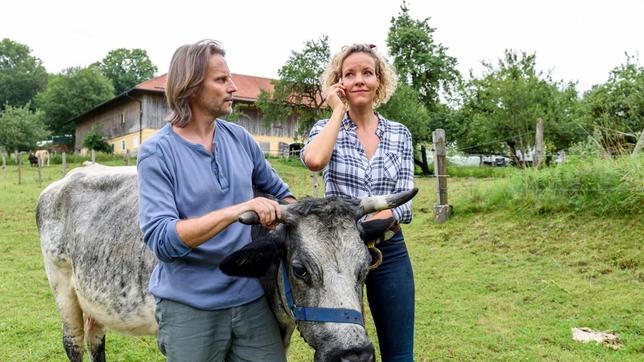 Bild: ARD/Christof Arnold Während Michael (Erich Altenkopf) die Arbeit auf dem Land genießt, freut sich Natascha (Melanie Wiegmann), als sie gebeten wird, an den "Fürstenhof" zurückzukehren.