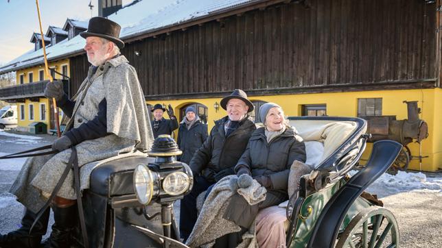 Bild: ARD/Christof Arnold Während sich Hildegard (Antje Hagen) und Alfons (Sepp Schauer, 2.v.r. mit Kutscher) über ihr Geschenk freuen, duellieren sich Werner (Dirk Galuba) und André (Joachim Lätsch) weiterhin.