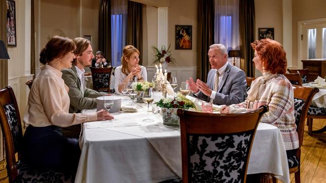 Bild: ARD/Christof Arnold Während William (Alexander Milz) und Rebecca (Julia Alice Ludwig) ein Herz und eine Seele sind, verläuft die Unterhaltung zwischen Werner (Dirk Galuba), Susan (Marion Mitterhammer) und Astrid (Carmen-Dorothé Moll) eher verkrampft.