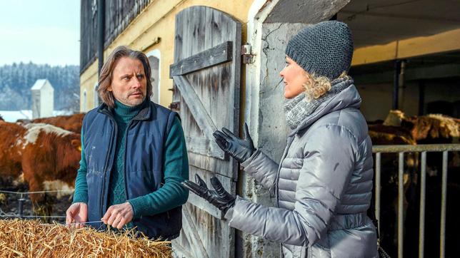 Bild: ARD/Christof Arnold Wegen des Termins mit dem Top-Regisseur kann Natascha (Melanie Wiegmann) Michael (Erich Altenkopf) nicht beim Stallausmisten helfen.