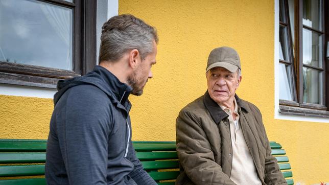 Werner (Dirk Galuba) bittet Erik (Sven Waasner), ein entlaufenes Pferd einzufangen.