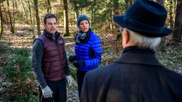 Werner (Dirk Galuba) bittet Nils (Florian Stadler) und Natascha (Melanie Wiegmann) in der Romantikhütte auf einen Handwerker zu warten.