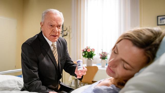 Bild: ARD/Christof Arnold Werner (Dirk Galuba) entdeckt eine leere Dose Schlaftabletten bei Lia (Deborah Müller).