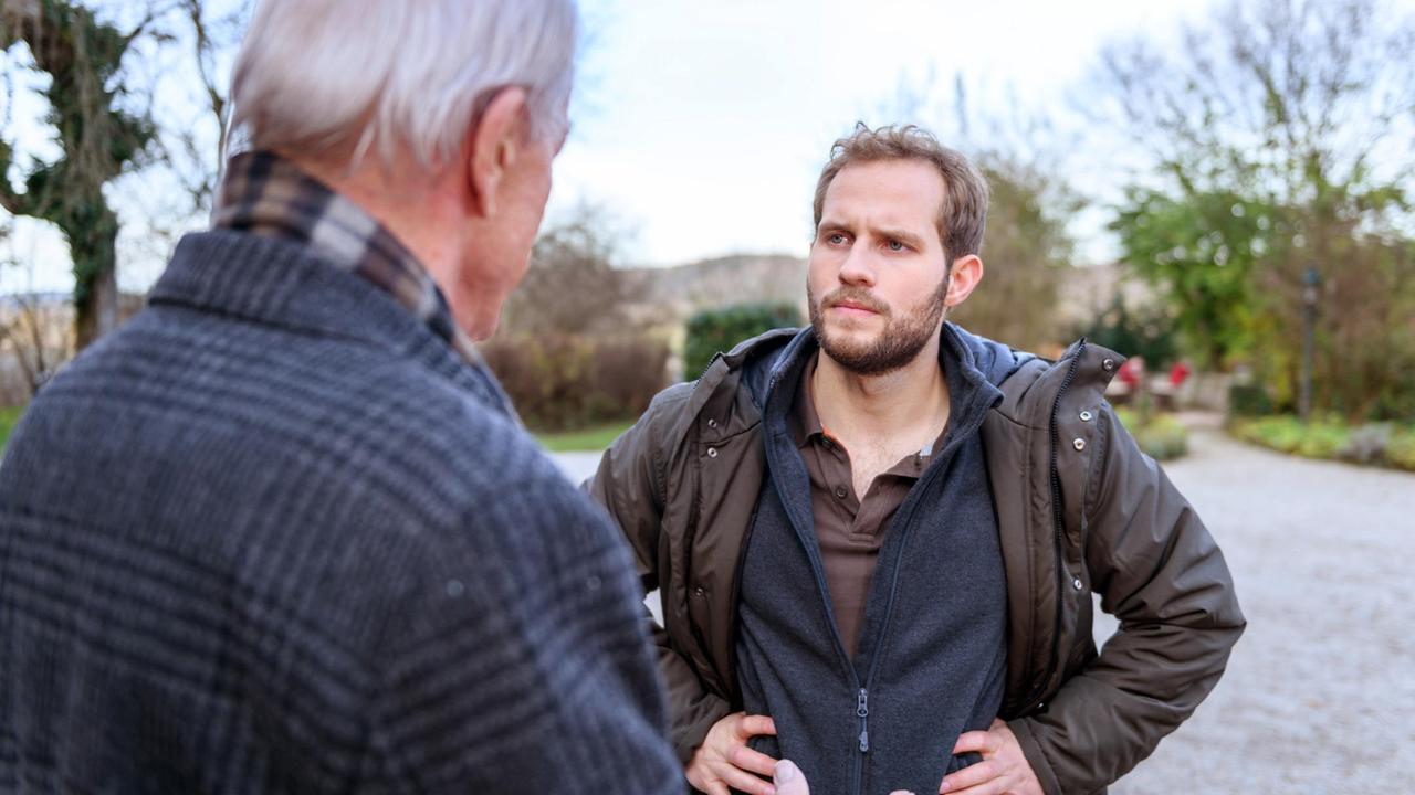 Werner (Dirk Galuba) erfährt von Florian (Arne Löber), dass das Kurhotel-Projekt vor dem endgültigen Scheitern steht.