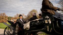 Werner (Dirk Galuba) fühlt sich von Alfons (Sepp Schauer) bei Leander (Marcel Zuschlag) in die Parade gefahren.