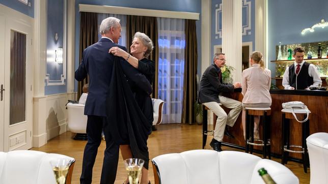 Bild: ARD/Christof Arnold Werner (Dirk Galuba) genießt den Walzer mit Hildegard (Antje Hagen, 2.v.l. mit Komparsen, h.) in der Pianobar.