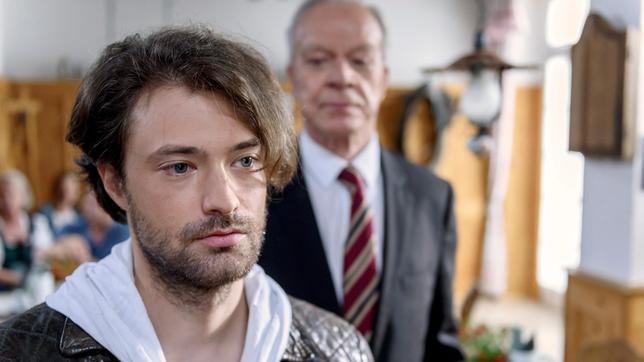Bild: ARD/Christof Arnold Werner (Dirk Galuba) gibt Joshua (Julian Schneider) zu verstehen, dass er ihn nicht am "Fürstenhof" haben will.