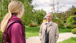 Werner (Dirk Galuba) macht Selina (Katja Rosin) darauf aufmerksam, dass die Pferde von Gut Thalheim verkauft werden.