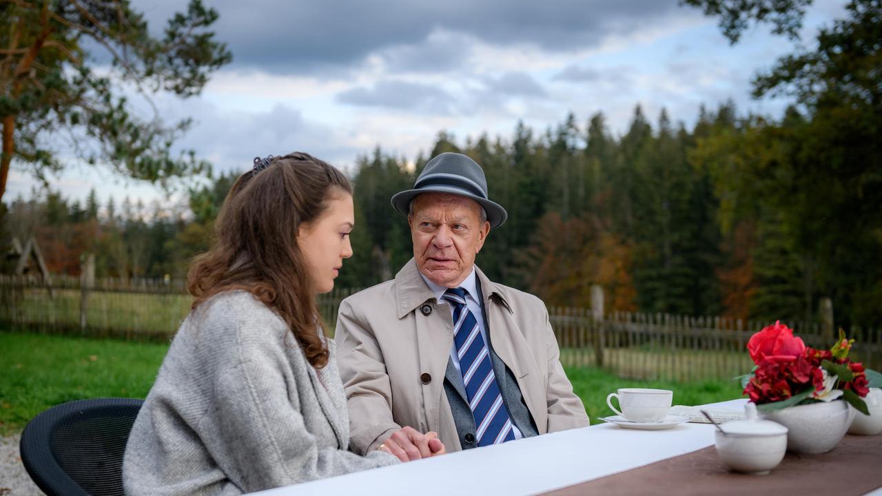 Werner (Dirk Galuba) redet Maxi (Katharina Scheuba) gut zu, dass sie das Richtige getan hat.