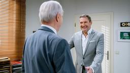 Werner (Dirk Galuba, vorne) und Christoph (Dieter Bach, hinten) sind hocherfreut, als sie erfahren, dass der Fürstenhof wieder in die Top 500 aufgenommen wird.