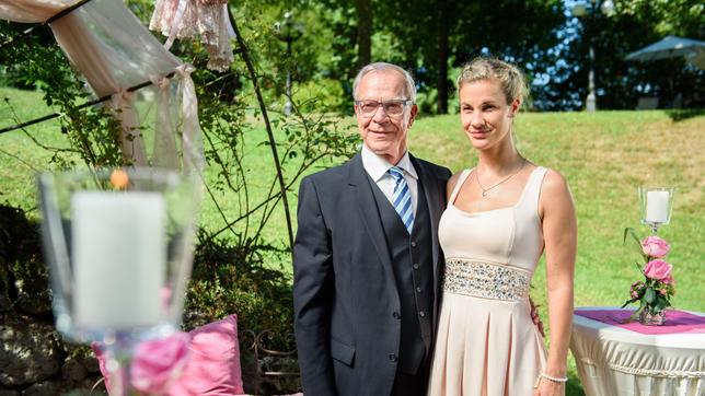 Bild: ARD/Christof Arnold Werner (Dirk Galuba) und Poppy (Birte Wentzek) erneuern ihr Eheversprechen.