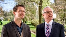 Werner (Dirk Galuba) verschweigt Adrian (Max Alberti), in welcher Krise sich der "Fürstenhof" befindet.