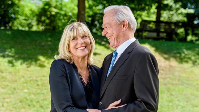 Werner (Dirk Galuba) verspricht Charlotte (Mona Seefried), dass er Pfarrer Rimpel um dessen Segen bei ihrer Hochzeit bitten wird.