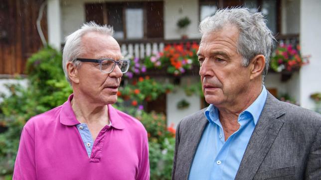 Bild: ARD/Christof Arnold Werner (Dirk Galuba) versucht André (Joachim Lätsch) zum Verkauf der Brauerei zu überreden.