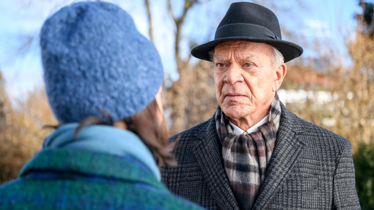 Werner (Dirk Galuba) will Eva (Uta Kargel) in ihrem aufgewühlten Zustand, nicht alleine fahren lassen.