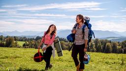 William (Alexander Milz) freut sich, dass Clara (Jeaninne Michèle Wacker) ihn auf seiner Wanderung begleitet.