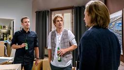 William (Alexander Milz), Nils (Florian Stadler) und Viktor (Sebastian Fischer) tauschen sich über ihre Frauenprobleme aus.