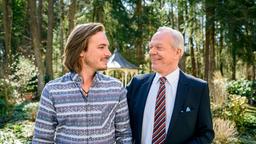 William (Alexander Milz) und Werner (Dirk Galuba) nähern sich als Vater und Sohn an.