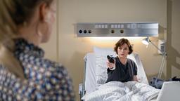 Xenia (Elke Winkens) bedroht Annabelle (Jenny Löffler) mit einer Waffe.