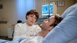 Xenia (Elke Winkens) schleicht sich heimlich ins Krankenhaus, um ihrem Sohn Boris (Florian Frowein) beizustehen.