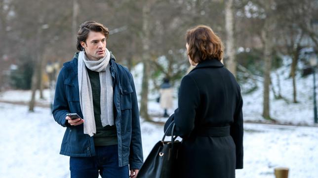 Bild: ARD/Christof Arnold Xenia (Elke Winkens) spricht Joshua (Julian Schneider) ihr Mitgefühl aus.