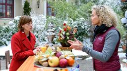 Xenia (Elke Winkens) überredet Natascha (Melanie Wiegmann), sie bei ihrem Termin mit dem Top-Regisseur zu begleiten.