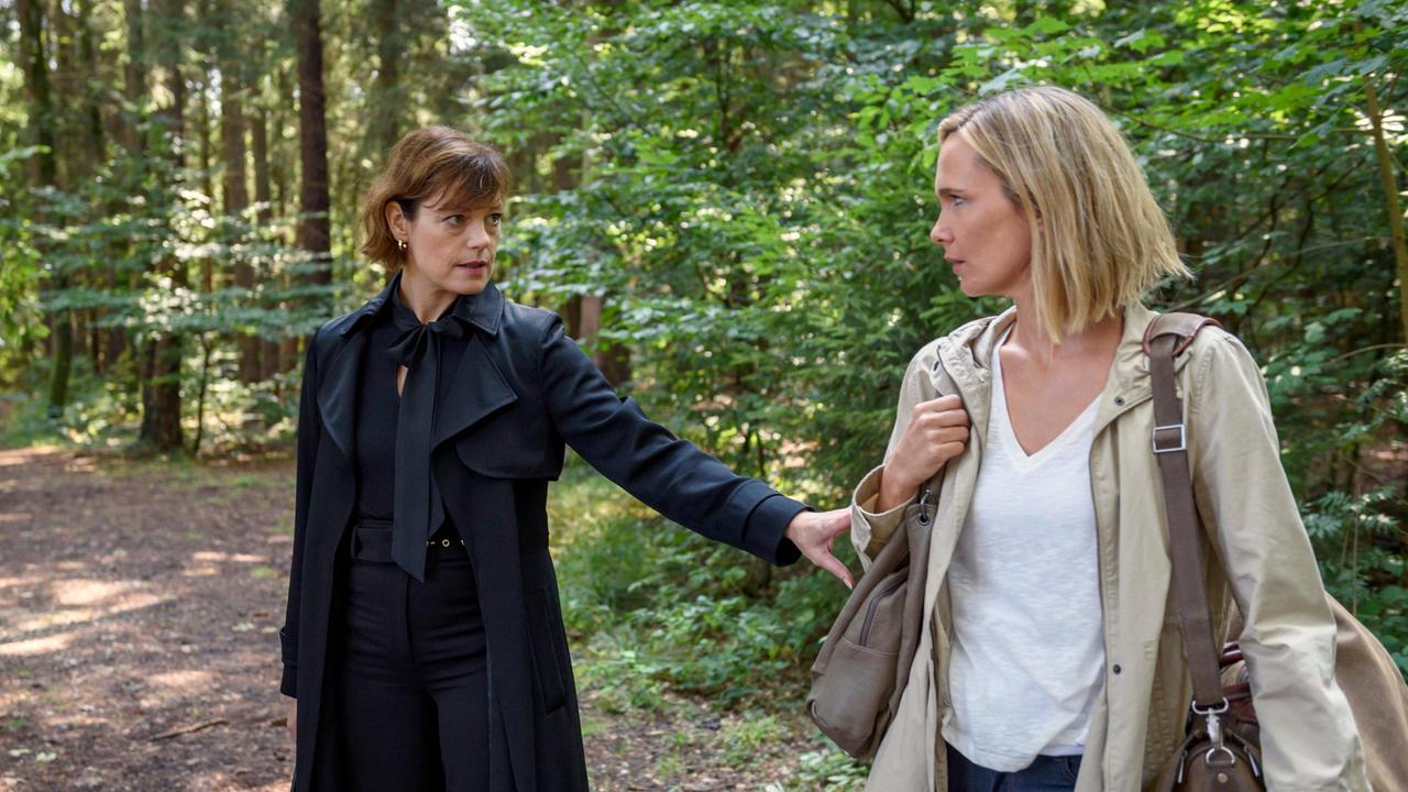 Xenia (Elke Winkens) versucht Madeleine (Dominique Marquet) zum Bleiben zu überreden.