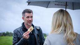 Yannik (Jo Weil, l., mit Vivien Wulf) kann sich über einen der Hauptgewinne in der Tombola nicht recht freuen.